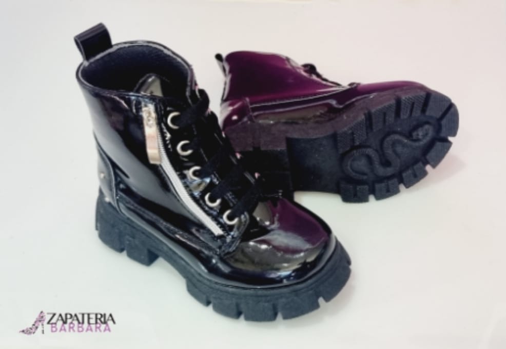 BOTIN NIÑA BRAKZY 3046 CHAROL NEGRO CIERRE CORDONES