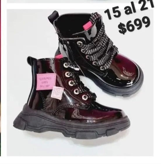 BOTA NIÑA 86706 CHAROL NEGRO CORDONES PARCHES ROSAS