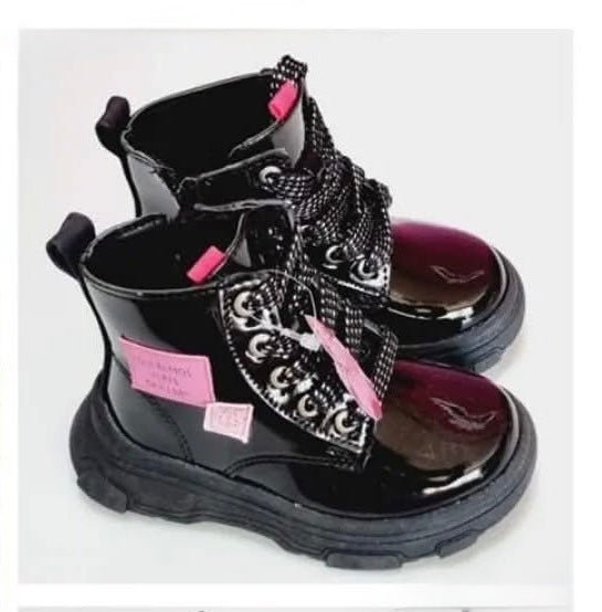 BOTA NIÑA 86706 CHAROL NEGRO CORDONES PARCHES ROSAS